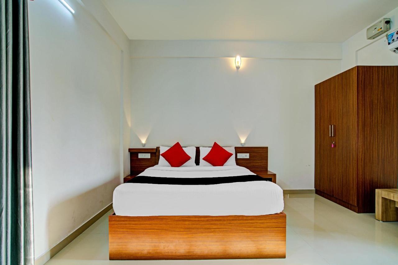 Hotel Vaccinated Staff- Capital O 74715 Phoenix Holidays Kochi Exteriér fotografie