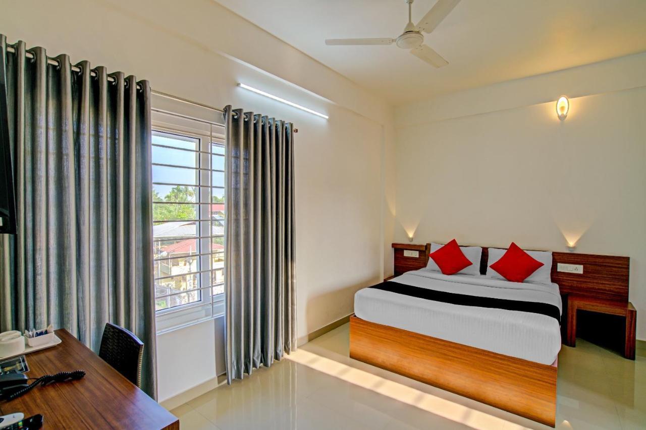 Hotel Vaccinated Staff- Capital O 74715 Phoenix Holidays Kochi Exteriér fotografie