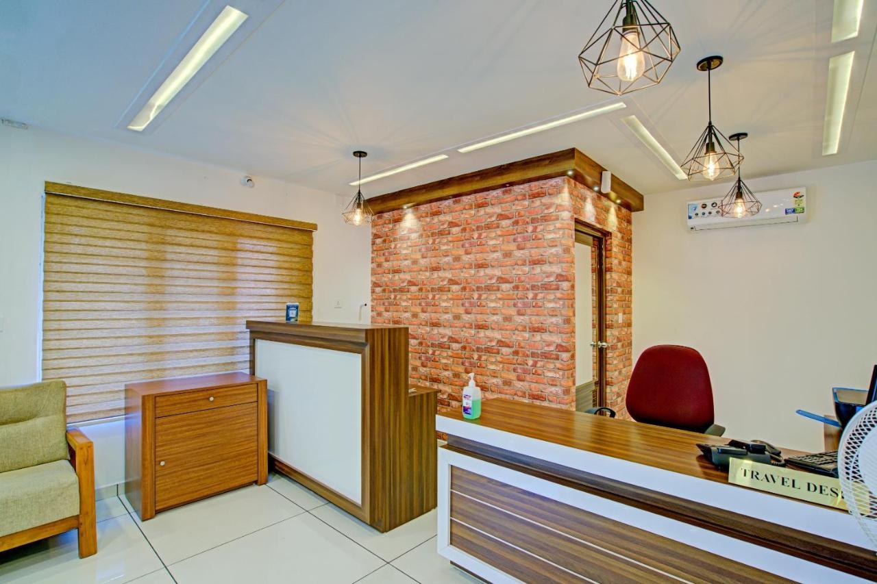 Hotel Vaccinated Staff- Capital O 74715 Phoenix Holidays Kochi Exteriér fotografie