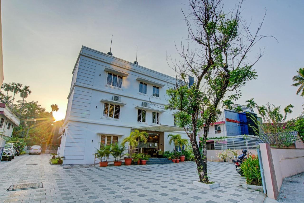 Hotel Vaccinated Staff- Capital O 74715 Phoenix Holidays Kochi Exteriér fotografie