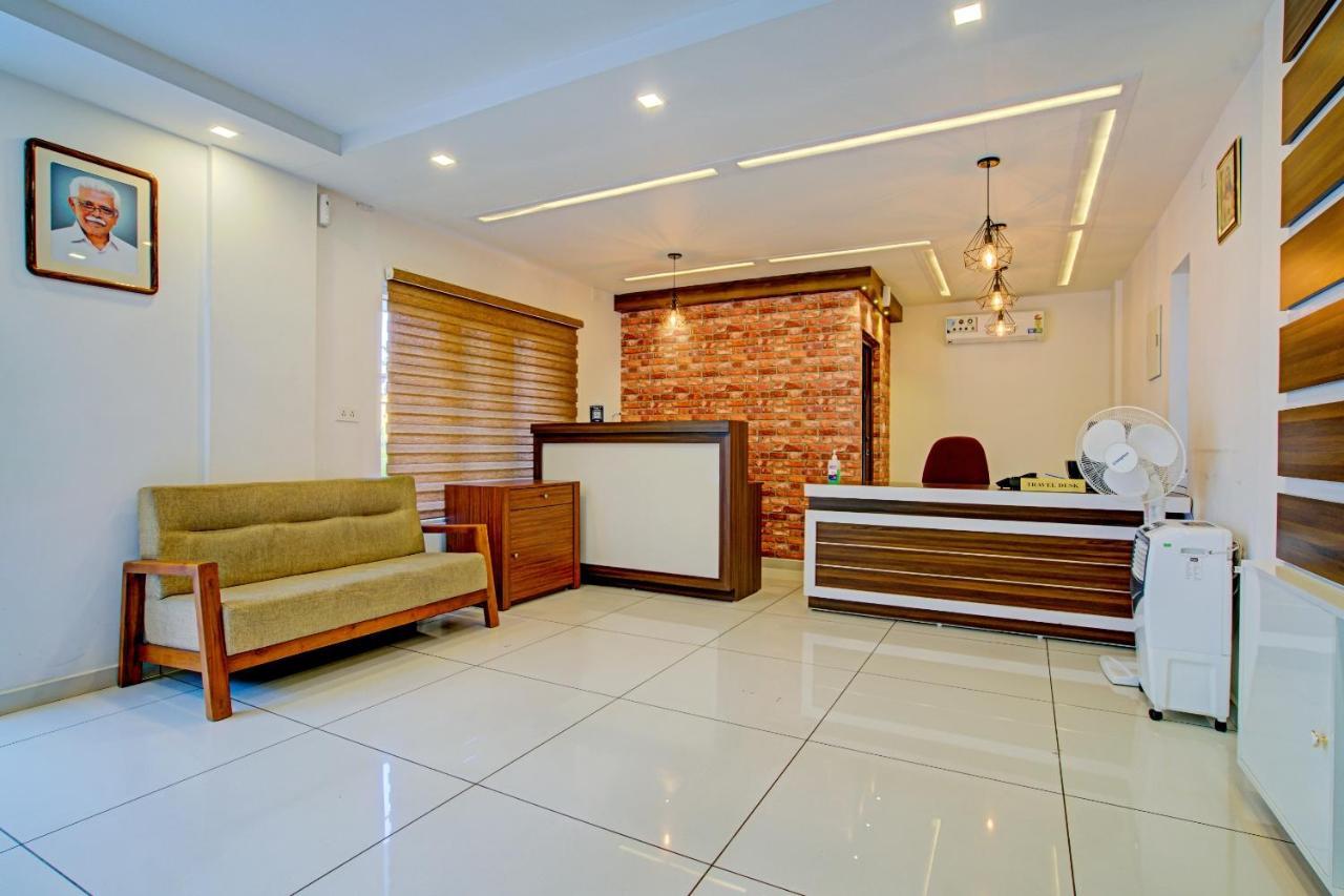 Hotel Vaccinated Staff- Capital O 74715 Phoenix Holidays Kochi Exteriér fotografie