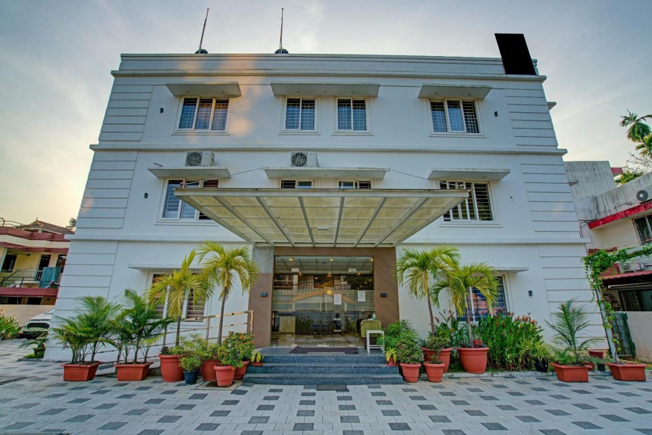 Hotel Vaccinated Staff- Capital O 74715 Phoenix Holidays Kochi Exteriér fotografie